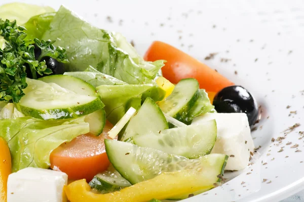 Sezar salatası beyaz bir plaka — Stok fotoğraf