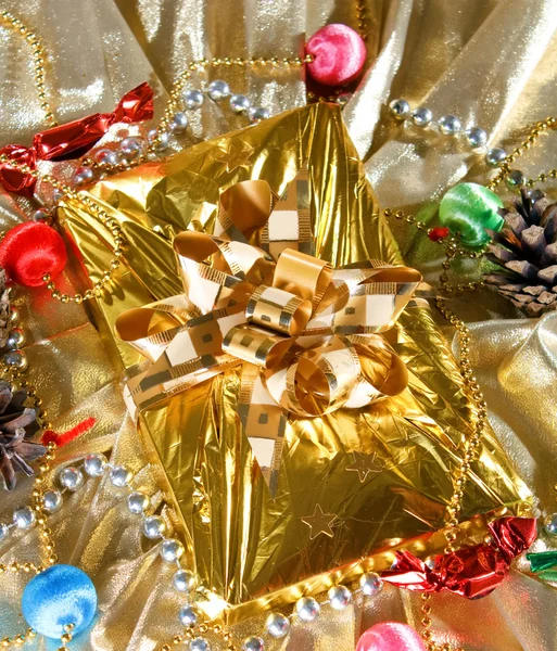 Regalo de Navidad de oro —  Fotos de Stock