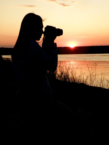 Silhouette girl photographer — Stock Photo, Image