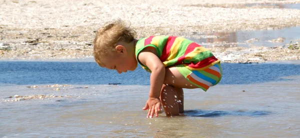 Dítě na pobřeží moře Stock Snímky