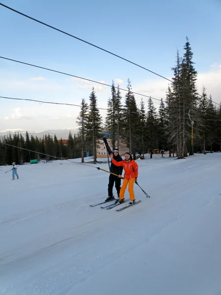 Paar op sneeuw Ski 's — Stockfoto