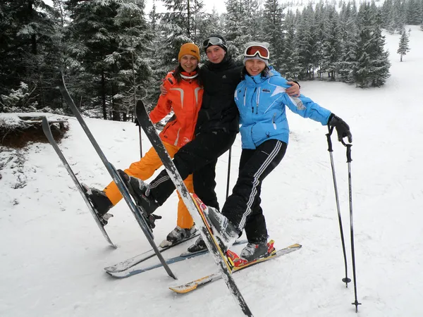 Amigos felizes na estação de esqui Fotografia De Stock