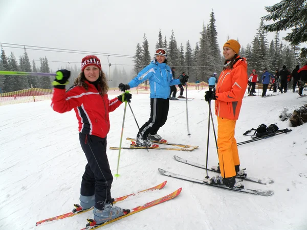 Amigos felizes na estação de esqui Imagem De Stock
