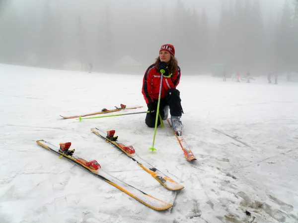 Girl snow skiing — Stock Photo, Image