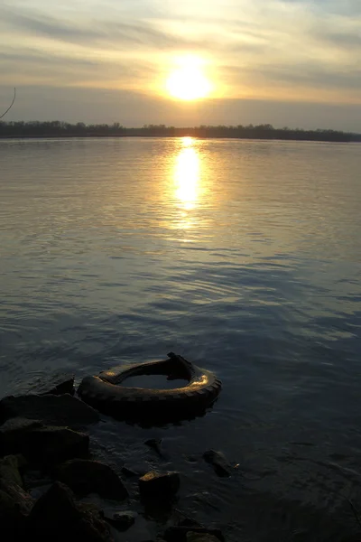 Coucher de soleil sur la rivière — Photo