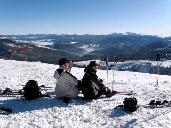 Zwei Männer ruhen sich auf dem Gipfel des Berges aus — Stockfoto