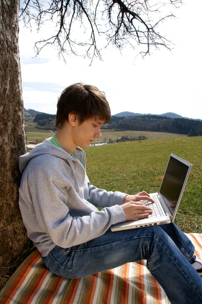 Adolescent dehors avec ordinateur portable — Photo