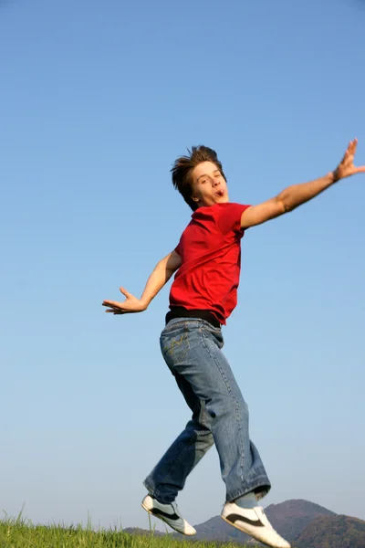 Feliz chico saltando. — Foto de Stock