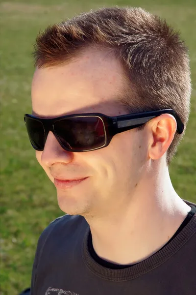 Симпатичный мальчик в солнечных очках — стоковое фото