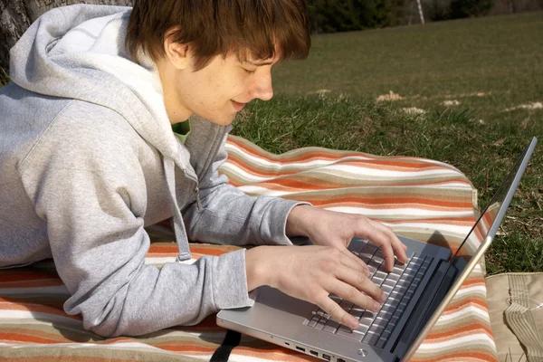 Έφηβος εκτός με laptop — Φωτογραφία Αρχείου