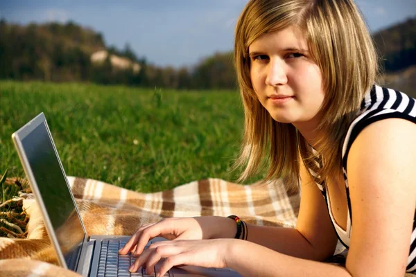 Dziewczyna laptopa — Zdjęcie stockowe
