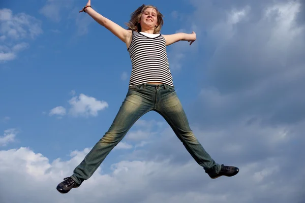 Lykkelig jente hopper. – stockfoto