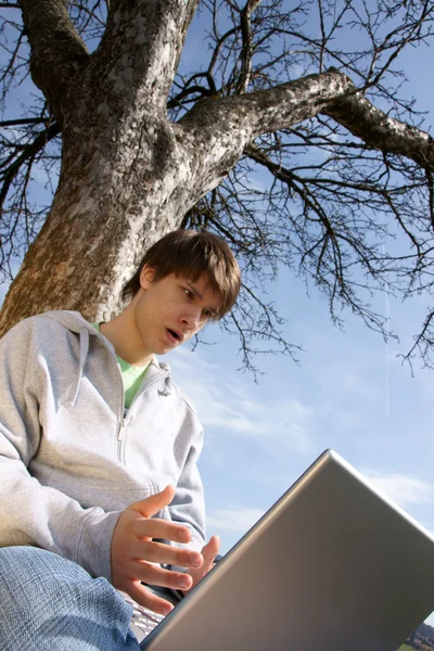 Подросток снаружи с ноутбуком — стоковое фото