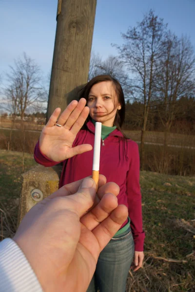 Queres fumar um cigarro? Não obrigado. ! — Fotografia de Stock