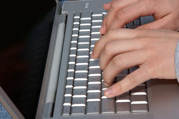 Las manos del hombre escribiendo en el ordenador portátil — Foto de Stock