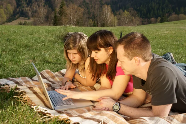 Tři studenti studující venku — Stock fotografie