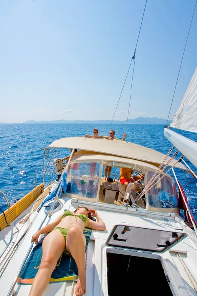 Sonnenbaden auf einem Segelboot — Stockfoto
