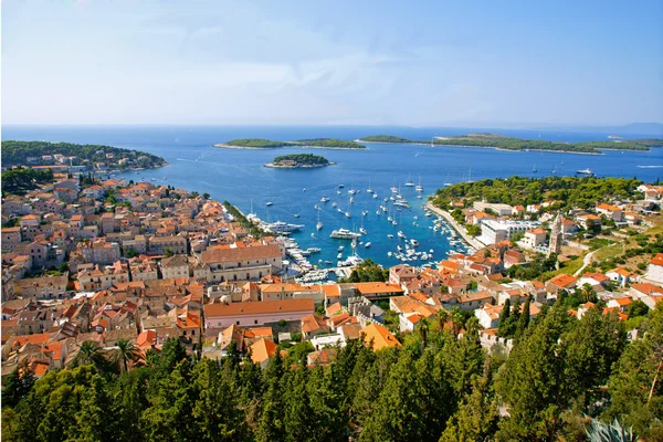 Bonita vista del puerto en la isla de Hvar — Foto de Stock