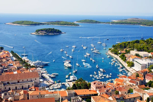 Bela vista do porto na ilha de Hvar — Fotografia de Stock