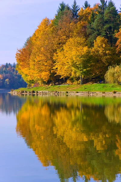 Reflexión de otoño —  Fotos de Stock