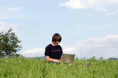 kitap ve laptop ile kampüs öğrenci.