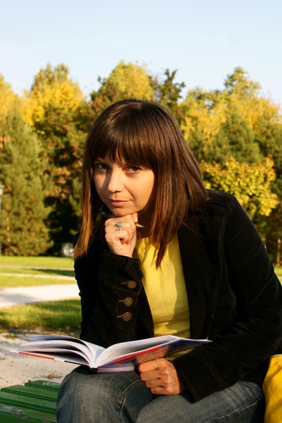 Roztomilá dívka s knihou — Stock fotografie