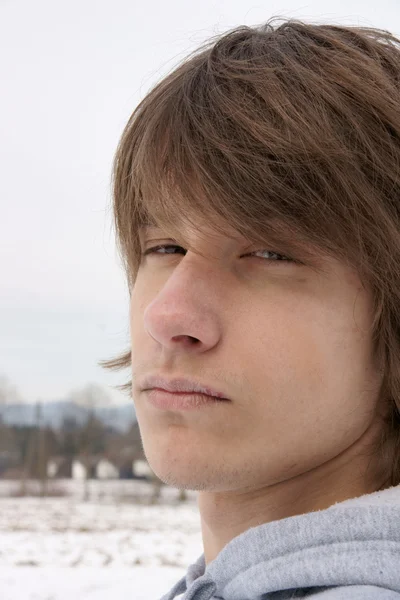 Un retrato de un guapo adolescente afuera . — Foto de Stock