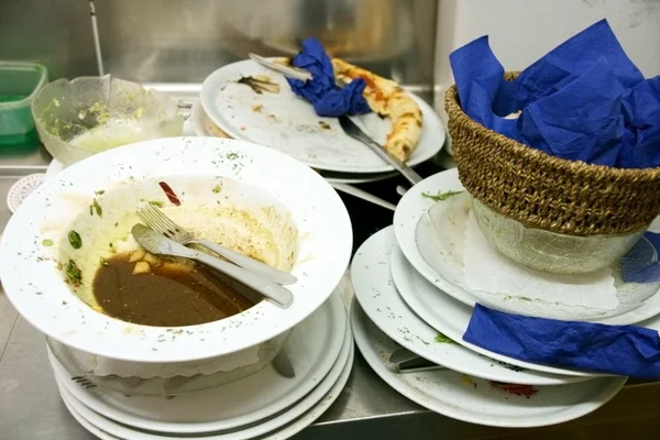 Enorme mucchio di piatti sporchi in attesa del coinquilino — Foto Stock