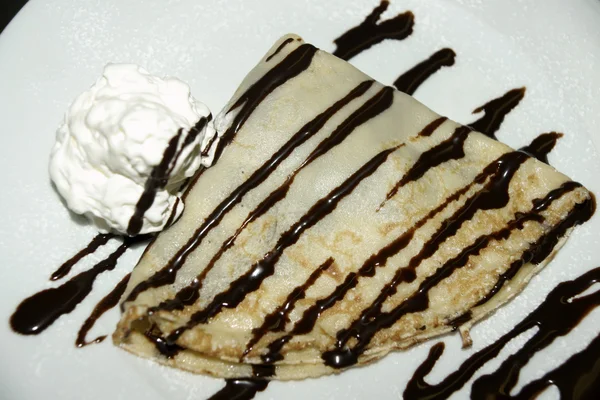 Crêpe mit Schokolade auf einem Teller — Stockfoto