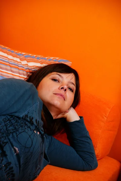 有吸引力的年轻女性，睡在家里的床的特写 — 图库照片