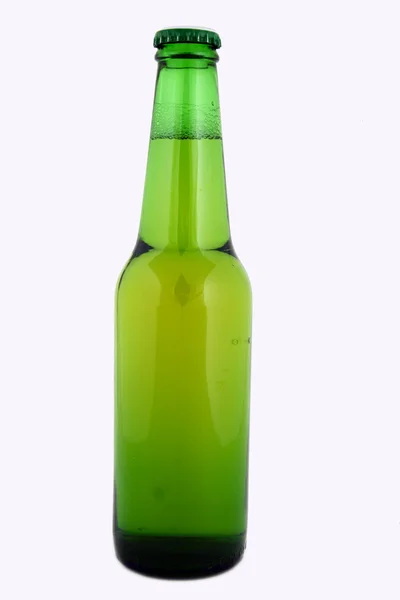 ขวดเบียร์ที่แยกจากสีขาว — ภาพถ่ายสต็อก