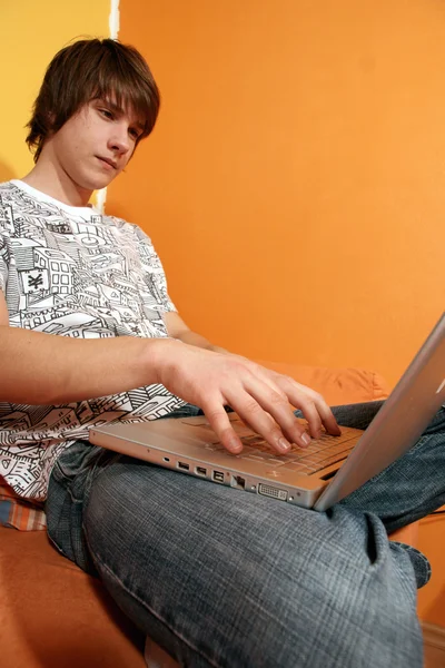 Menino usando laptop — Fotografia de Stock