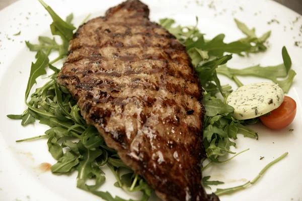 Gegrilde biefstuk met salade en rozemarijn takje — Stockfoto