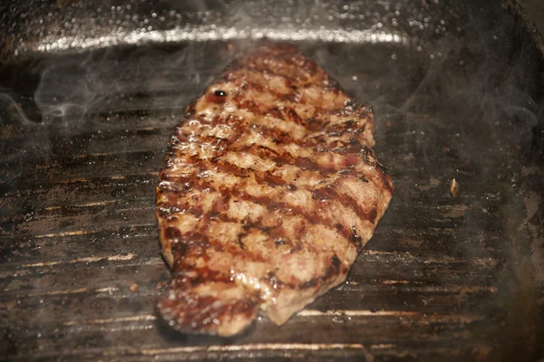 Un solomillo superior carne llama asada en una barbacoa, poca profundidad de campo. —  Fotos de Stock