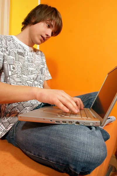 Хлопчик, використовуючи ноутбук — стокове фото