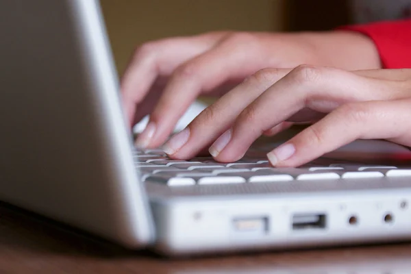 Рука торкається комп'ютерних клавіш під час роботи — стокове фото