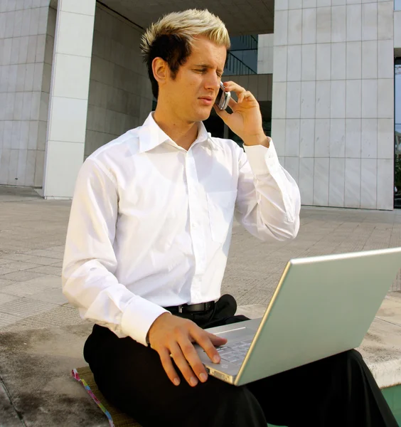 Homme d'affaires et ordinateur portable — Photo