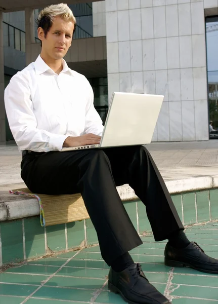 Empresário e laptop — Fotografia de Stock