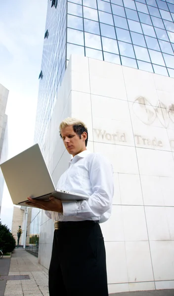 Üzletember és laptop — Stock Fotó