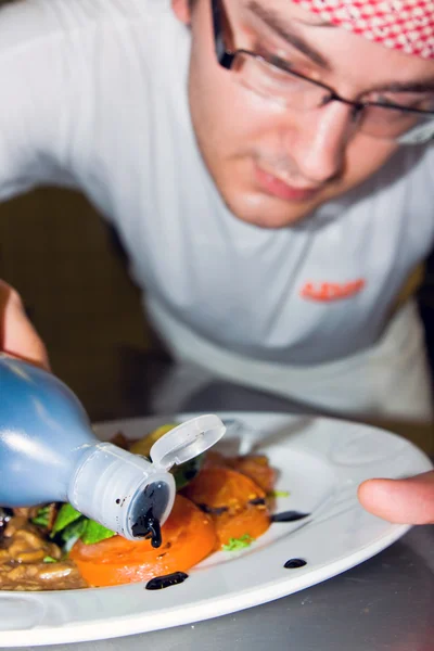 Chef-kok finishing touch — Stockfoto