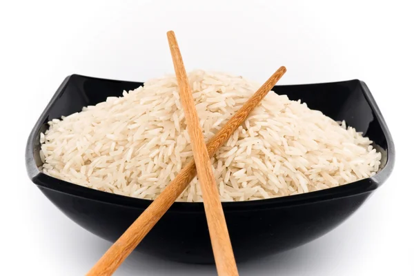 Grani di riso crudi in ciotola — Foto Stock