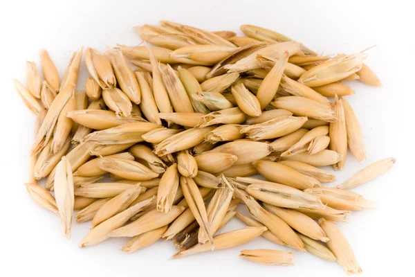 Pilha de grãos de aveia isolada sobre branco — Fotografia de Stock