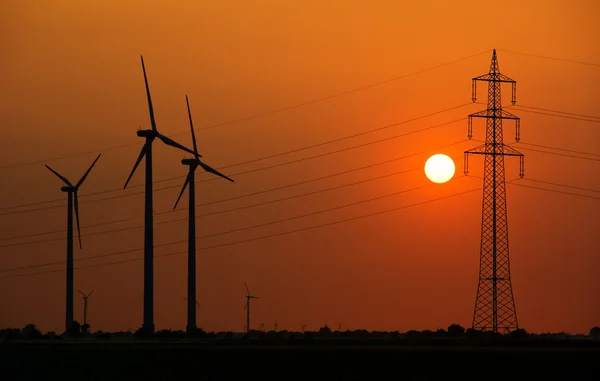 Linhas de energia e geradores de moinho de vento — Fotografia de Stock