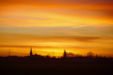 Sunrise kilise silueti ile