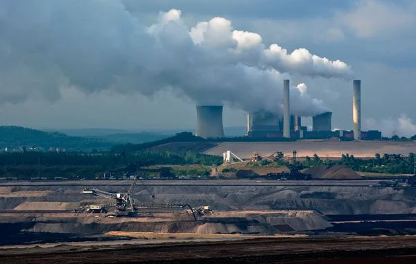 Centrale elettrica e pozzo aperto di carbone — Foto Stock