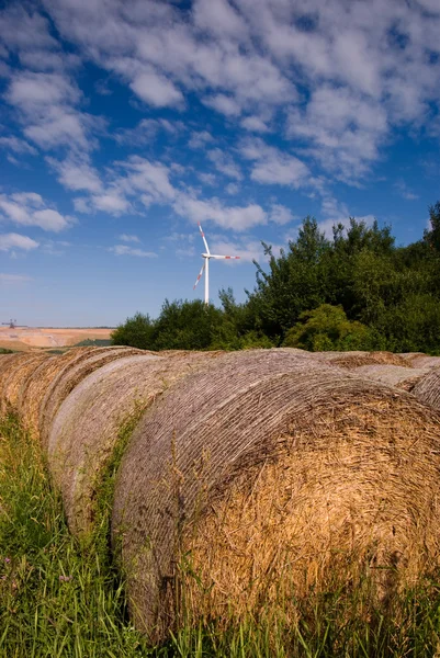 Fardos de feno e moinho de vento — Fotografia de Stock