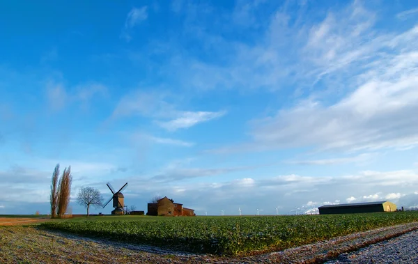 Windmühle und Wolken — Stockfoto