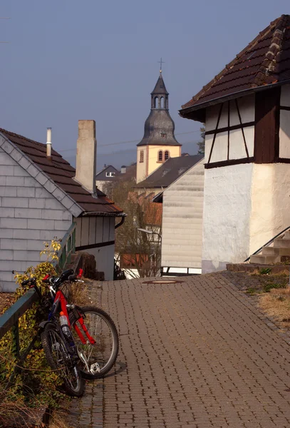 Bicicletta moderna nel centro storico tedesco — Foto Stock