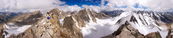 Kaukasiska bergen och klättrare Stockbild