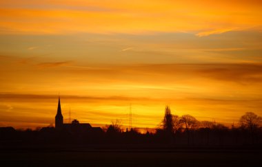 Sunrise kilise silueti ile